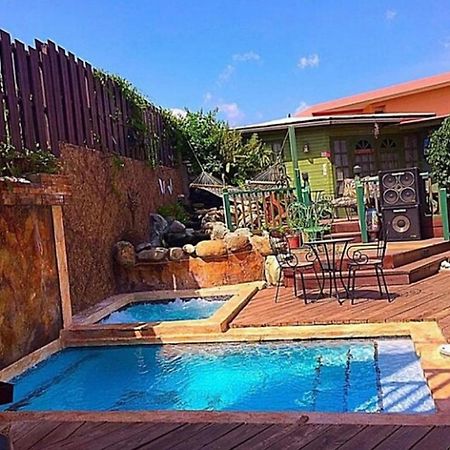 One32 Guest House Кингстон Экстерьер фото