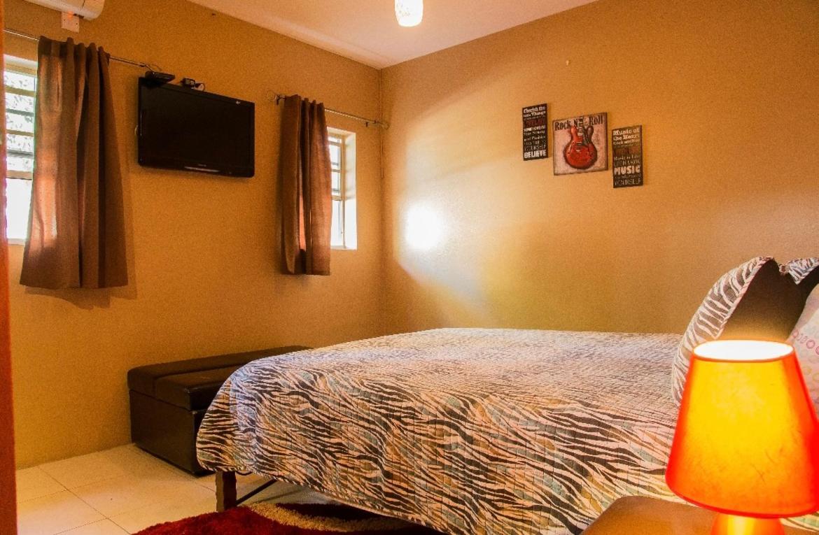 One32 Guest House Кингстон Экстерьер фото